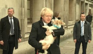 Elections au Royaume-Uni: Boris Johnson arrive au bureau de vote (2)