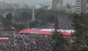 Chili: des dizaines de milliers de manifestants sur une place de Santiago