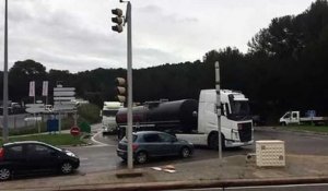 Martigues : un camion citerne couché bloque l'accès au viaduc