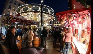 Ambiance nocturne du marché de Noël à Nantes