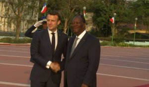 Emmanuel Macron accueilli par Alassane Ouattara à Abidjan