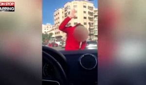 Maroc : Une femme en voiture se fait harceler par deux hommes (Vidéo)