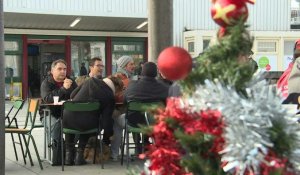 Retraites: des grévistes organisent un banquet de Noël devant une gare SNCF (2)