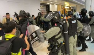 Hong Kong: troisième jour d'affrontements dans les centres commerciaux pour Noël