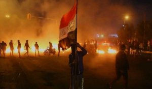 Irak: des manifestants brûlent des pneus, scandent des slogans à Bassora