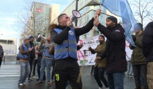 Retraites : des grévistes se rassemblent devant le siège de la SNCF