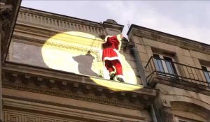 St-Quentin: le Père Noël descend du toit du théâtre