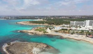 Coronavirus: la ville balnéaire chypriote d'Ayia Napa privée de touristes