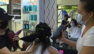 Coronavirus: restaurants et salons de coiffure rouvrent à Bangkok