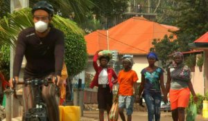 Coronavirus: un globe-trotter asiatique bloqué en Guinée avec son vélo