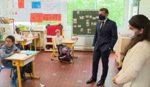 Déconfinement: visite de Macron dans une école pour rassurer sur la rentrée