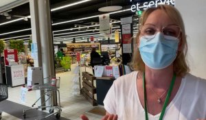 Des soignants vous rappellent les gestes barrières à l'entrée des supermarchés du Douaisis