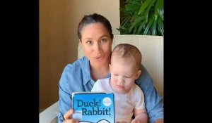 Meghan Markle lit un livre à son fils Archie pour son 1er anniversaire