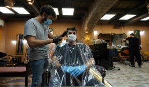 Les salons de coiffure rouvrent à Rome où le déconfinement s'accélère
