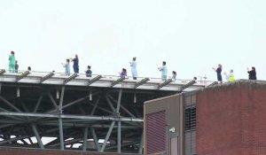 Les personnels soignants applaudissent depuis le toit de l'hôpital St George à Londres