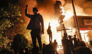 Troisième nuit de manifestations à Minneapolis, un commissariat incendié