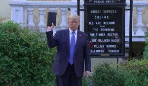 Trump visite l'église vandalisée pendant les émeutes à Washington