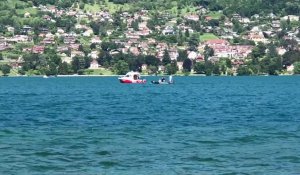 Pompiers et gendarmes recherchent une jeune femme disparue dans le lac d'Annecy, jeudi 28 mai 2020 au large de Sevrier