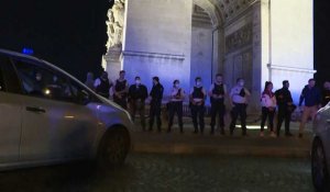 Manifestation nocturne de policiers devant l'Arc de Triomphe