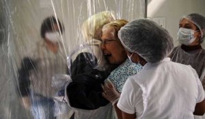 Un "rideau à câlins" installé dans une maison de retraite au Brésil