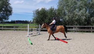 Victoire, 17 ans, amputée d'une jambe a trouvé dans l'équitation une véritable passion