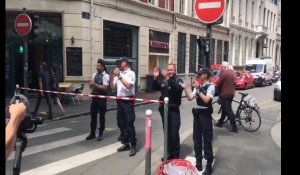 Manifestations pour l'hôpital : des policiers applaudissent des soignants à Lille