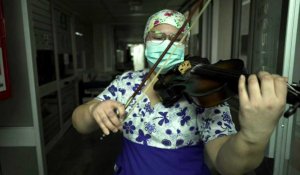 Une infirmière chilienne joue du violon en chantant pour les patients atteints du Covid-19