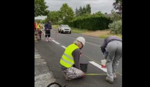 Près d'Angers, ils peignent le bitume pour réclamer des pistes cyclables