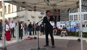 Grégory Lelong, réélu maire de Condé, proclame les résultats