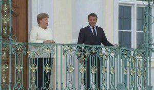 Emmanuel Macron arrive à Meseberg pour rencontrer Angela Merkel