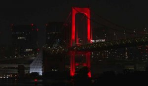 Coronavirus: le Rainbow Bridge de Tokyo s'illumine en rouge après une hausse de cas