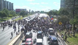 La police tire du gaz lacrymogène pour disperser les manifestants d'une autoroute de Philadelphie