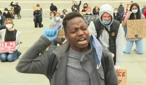 Londres: les manifestants de "Black Lives Matter" mettent un genou à terre à Trafalgar Square