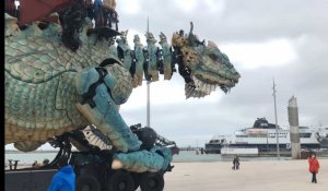 Le dragon de Calais, majestueux et magique, sur le front de mer