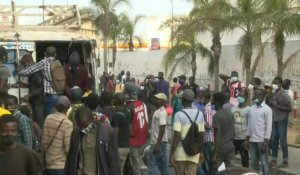 Sénégal : des travailleurs à Dakar se dépêchent de rentrer chez eux avant le couvre-feu nocturne