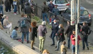 Déconfinement: la police met fin aux rassemblements sur le canal Saint-Martin