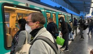 Jour J du déconfinement: masques et distanciation dans le métro à Paris