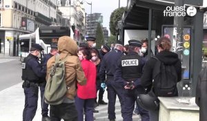 Rennes. Manifestation surréaliste place de la République pour le 1er jour de déconfinement 