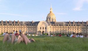 Les Parisiens nombreux sur l'esplanade des Invalides jeudi