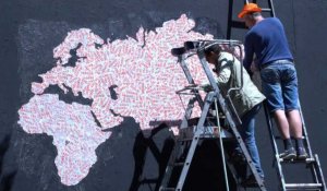 Street art: avec la pandémie, un monde "fragile" apparaît sur un mur de Paris