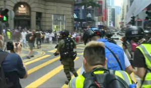 La police de Hong Kong tire du gaz poivré sur des manifestants