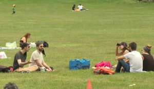 Les New-Yorkais profitent du jour férié sur l'herbe de Central Park