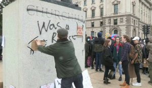 Londres: un homme arrache des affiches "Black lives matter" sur une statue de Churchill