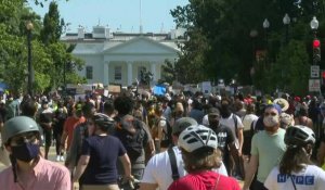 Une foule de manifestants devant la Maison Blanche contre les violences policières