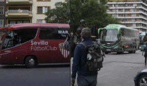 Football/Liga : arrivée au stade des cars de Séville et du Betis, pour la reprise de la Liga