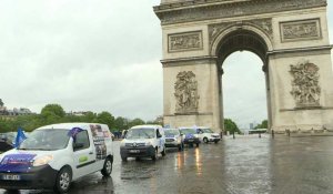Les policiers en colère descendent les Champs-Élysées vers le ministère de l'Intérieur