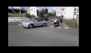 Parthenay. Les voitures anciennes défilent en ville