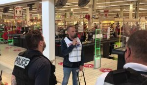 Leers : des policiers en colère offrent des roses aux caissières d'Auchan