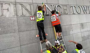 Extinction Rebellion décroche les lettres en métal de la Tour des Finances à Bruxelles