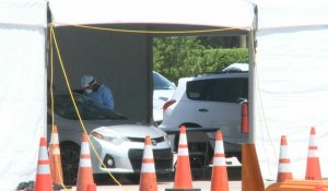 Miami: des automobilistes patientent à un drive-in de dépistage du coronavirus